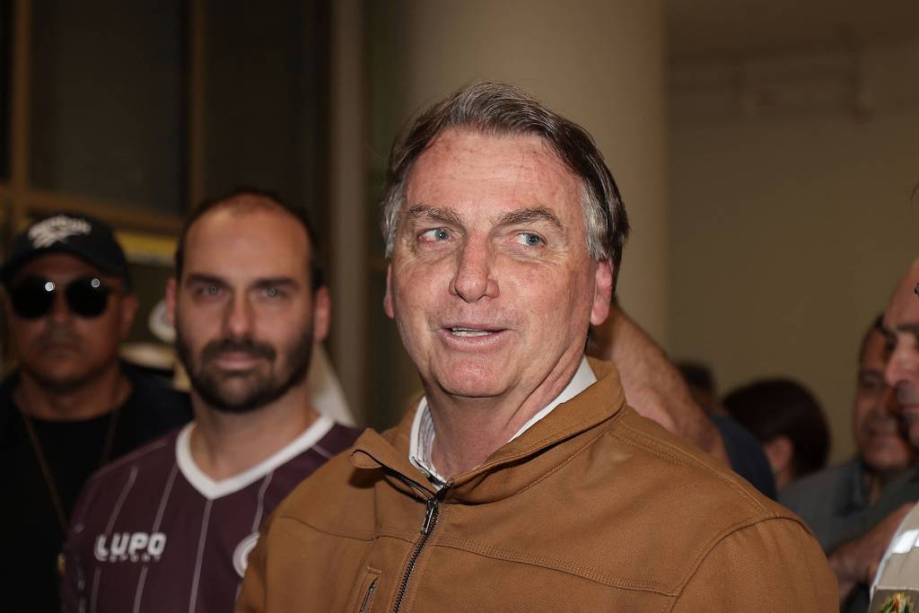 Bolsonaro contesta comparação de sua viagem com a de Lula Bolsonaro contesta comparação de sua viagem com a de Lula