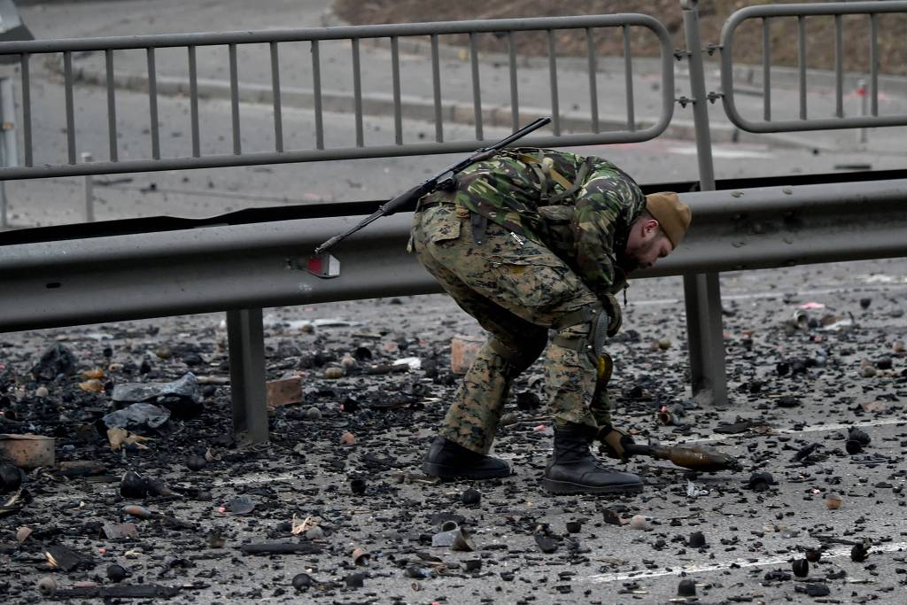 Rússia ataca centro de Kiev e enfrenta resistência de forças da Ucrânia