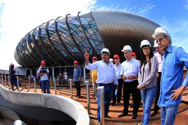 Azambuja prorroga prazos do Refis, vistoria obras e lança novo Portal digital