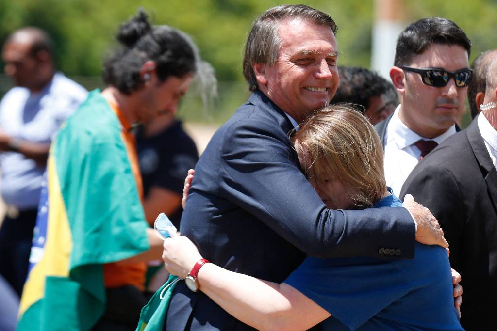 Bolsonaro tenta conter crise com migalhas do marketing de guerra