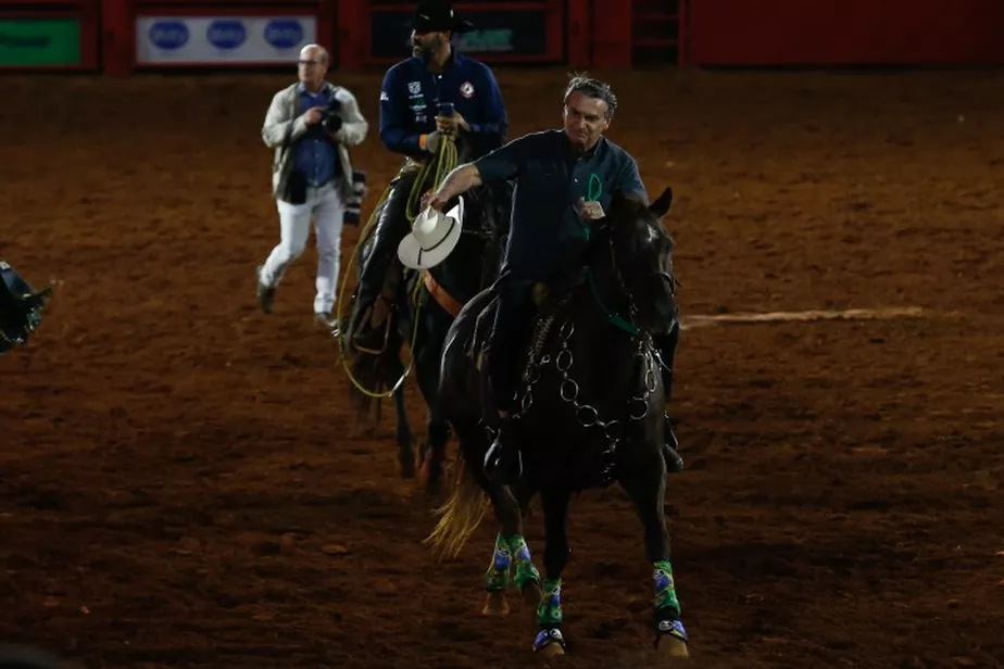 Bolsonaro vai à Festa do Peão com Hang e Tarcísio e usa arena como