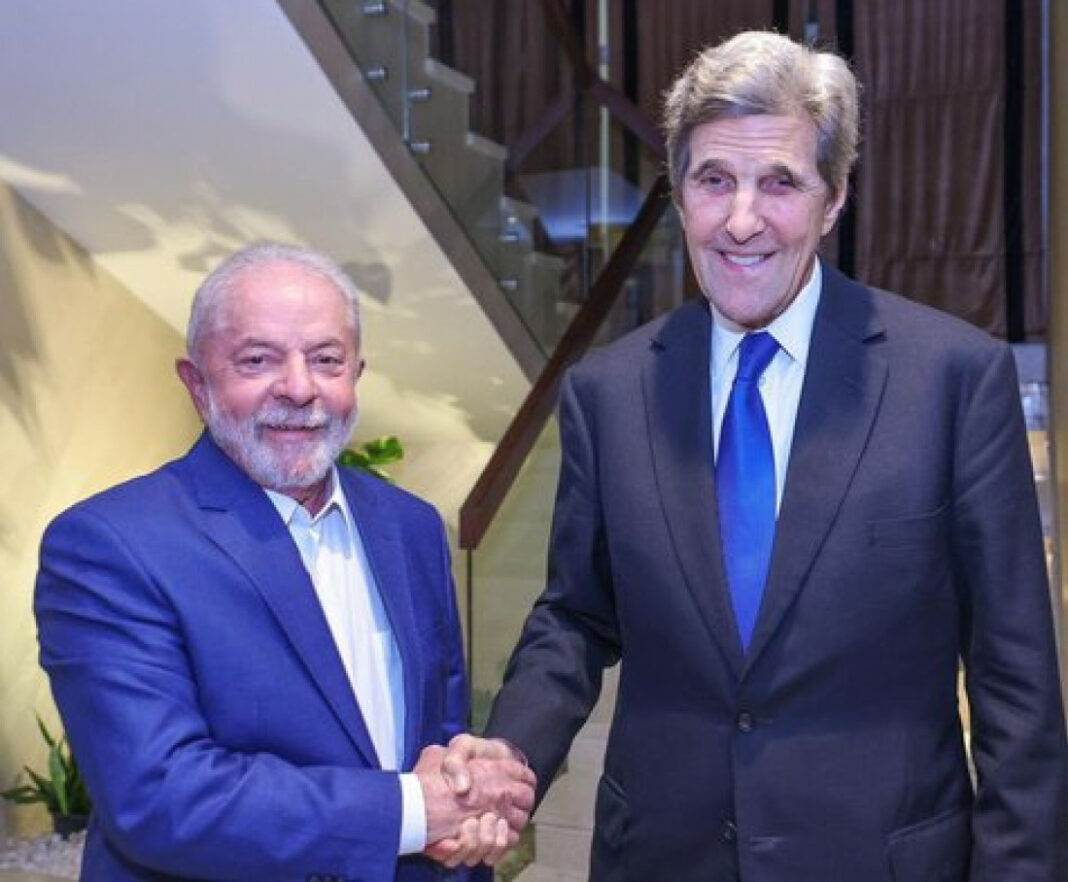 Lula e John Kerry, dos EUA, se reuniram a portas fechadas na COP27, no Egito (Foto: reprodução/Twitter)