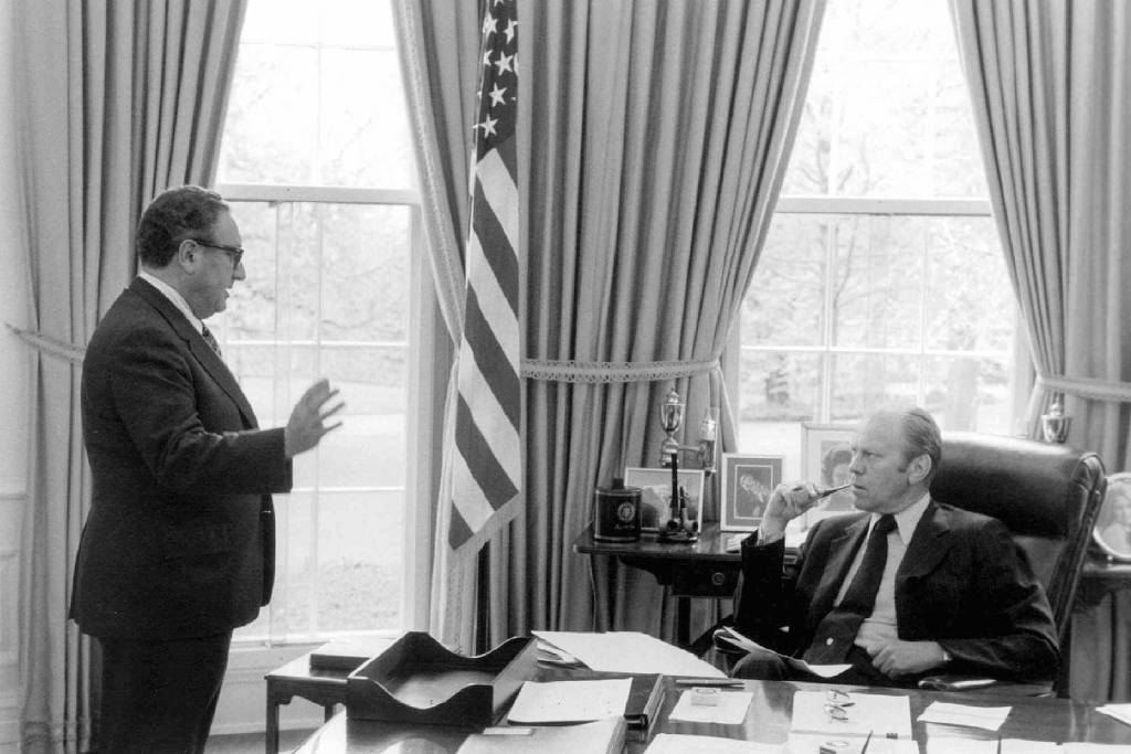 Henry Kissinger chega aos 100 com fama dividida entre gênio e criminoso de guerra, mas sempre influente