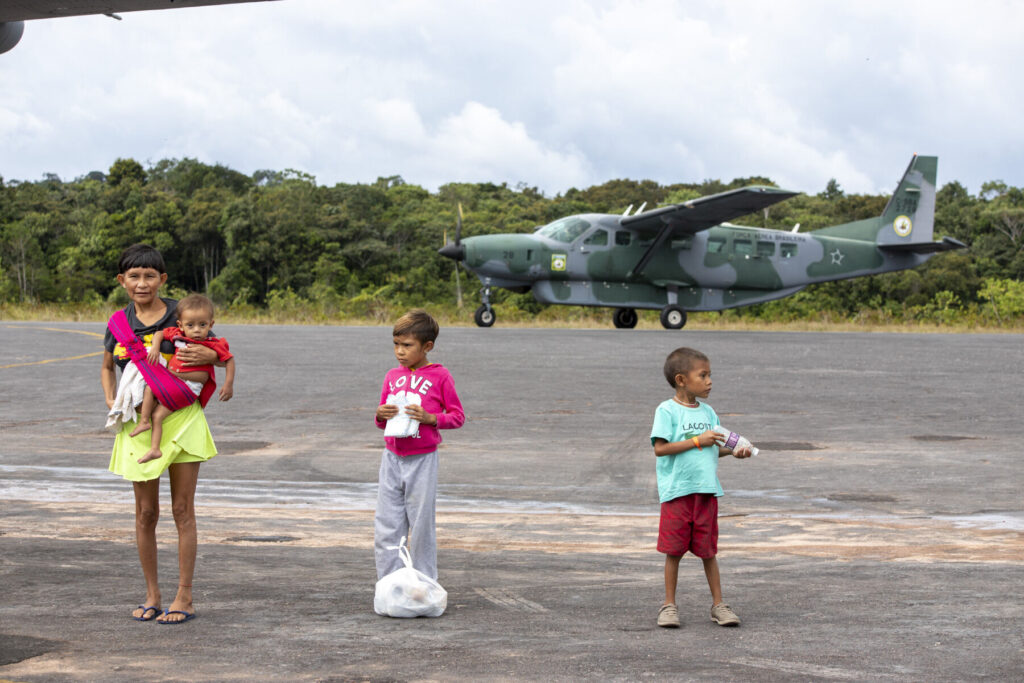 Garimpo engole malocas, desloca aldeias e helicópteros de emergência ampliam resgates de yanomamis