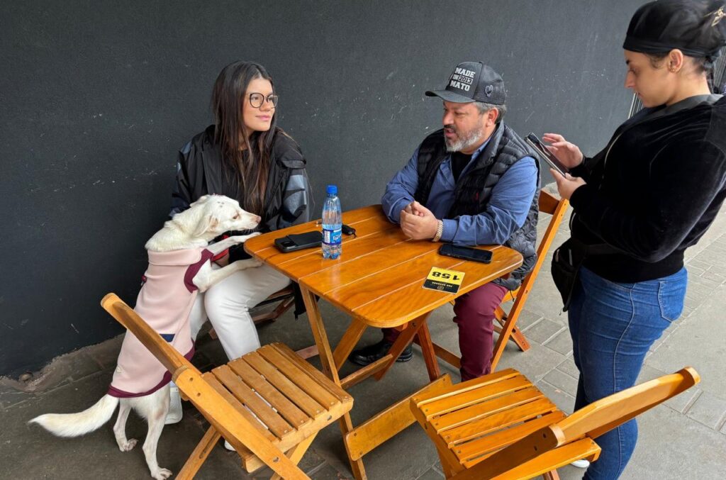 Carlos Bernardo apresenta mascote das enchentes no Sul ao centro nervoso da política douradense