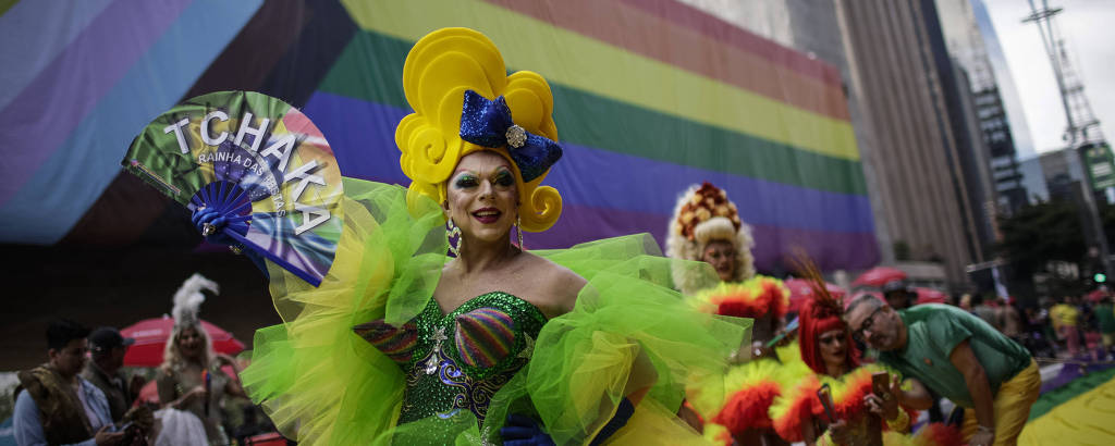 Parada LGBTQIA+ veste Paulista de verde e amarelo