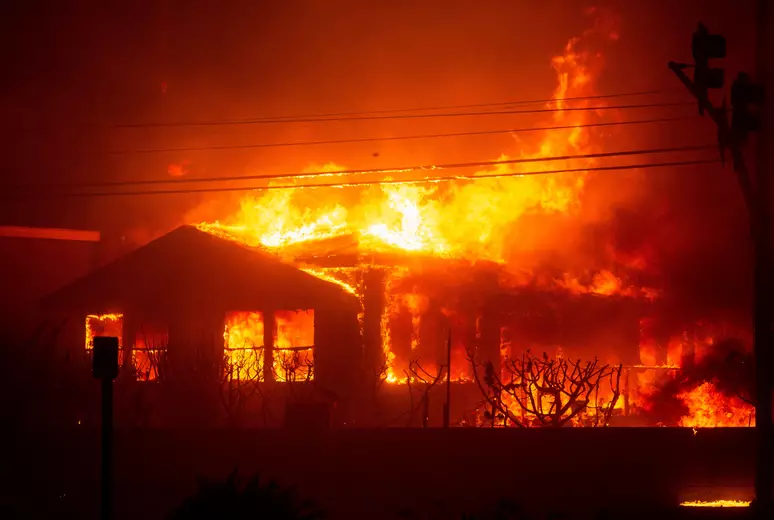 5 morrem e mais de 1,9 mil imóveis são destruídos em incêndios em Los Angeles, nos EUA