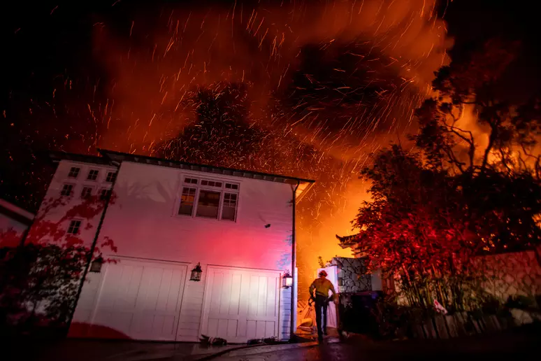 5 morrem e mais de 1,9 mil imóveis são destruídos em incêndios em Los Angeles, nos EUA