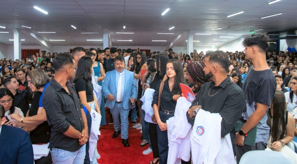 Carlos Bernardo incentiva calouros de Medicina: "Foco nos estudos garante uma carreira brilhante"