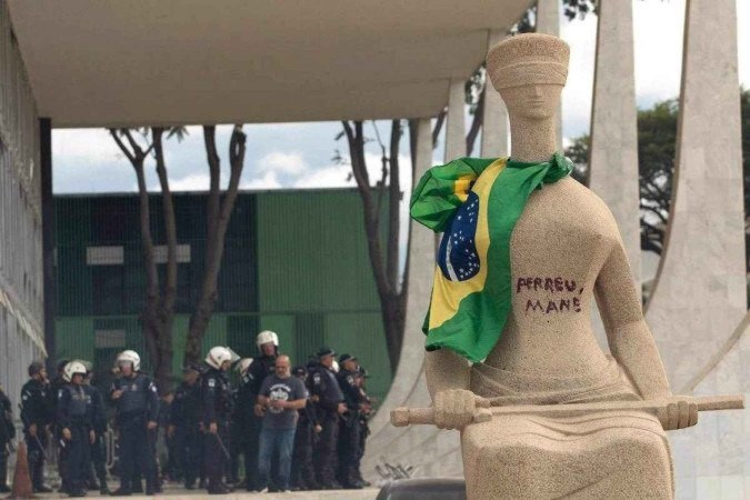 Pichadora bolsonarista pede perdão Pichadora bolsonarista pede perdão