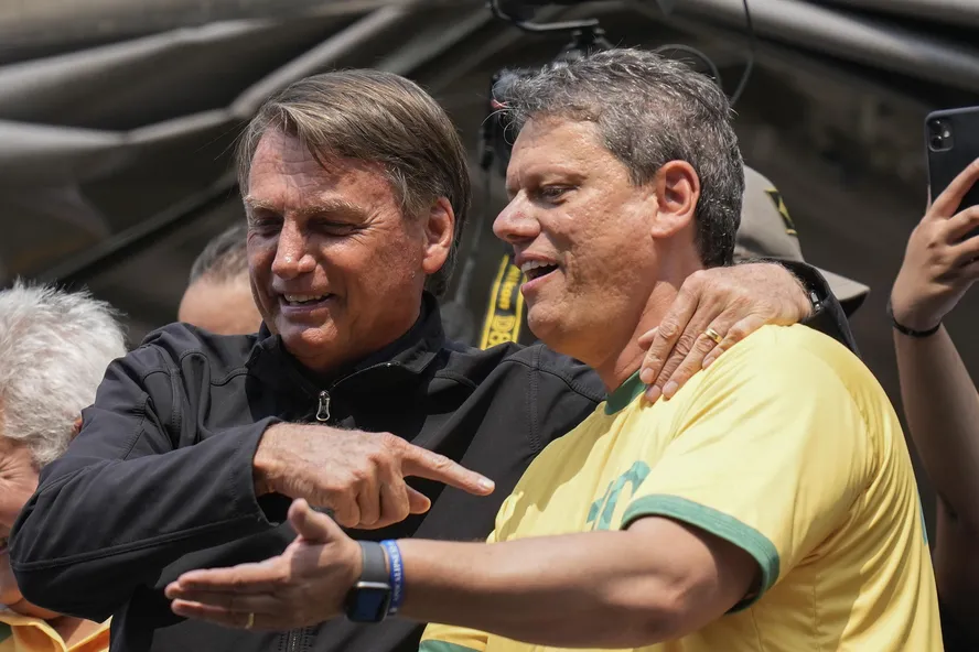 Boi, bíblia e bala: setores que deram sustentação ao governo Bolsonaro resistem à candidatura de Flávio ao Planalto Boi, bíblia e bala: setores que deram sustentação ao governo Bolsonaro resistem à candidatura de Flávio ao Planalto