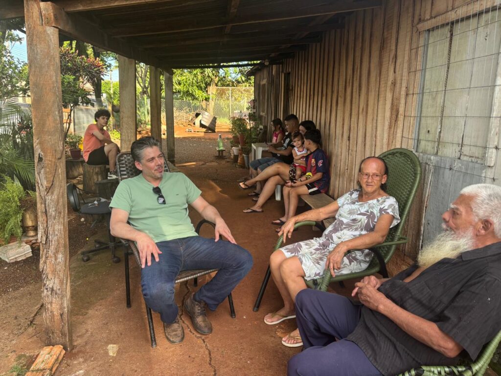 Da terra vermelha às sacadas envidraçadas, a casa de madeira que insiste em sobreviver Da terra vermelha às sacadas envidraçadas, a casa de madeira que insiste em sobreviver