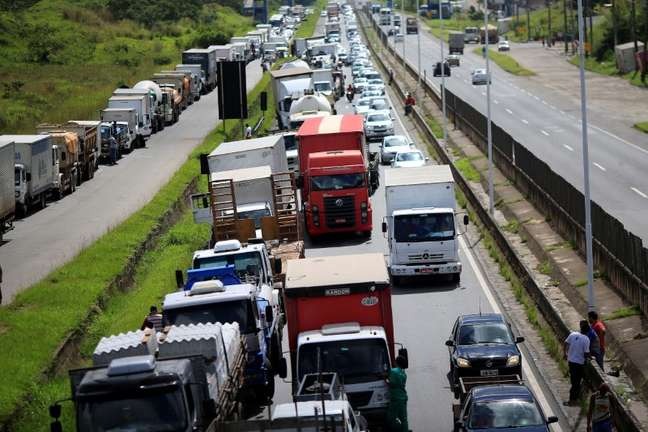Caminhoneiros bloqueiam trecho da BR-324 durante greve em maio 23/05/2018 REUTERS/Ueslei MarcelinoFoto: Reuters