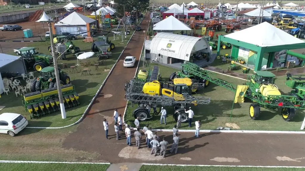 Gigante global de máquinas faz acordo com SpaceX de Elon Musk para conectar agro no Brasil Gigante global de máquinas faz acordo com SpaceX de Elon Musk para conectar agro no Brasil