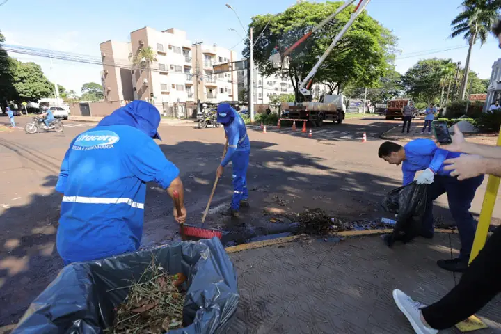 Marçal Filho dá lição de cidadania, com 'fazeção' na coleta de lixo pelas ruas da cidade Marçal Filho dá lição de cidadania, com 'fazeção' na coleta de lixo pelas ruas da cidade