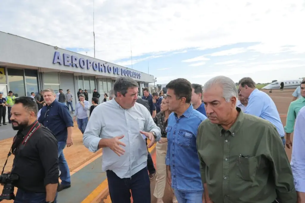 Primeiro ato dos ministros em Dourados foi entrega simbólica da pista do Aeroporto Primeiro ato dos ministros em Dourados foi entrega simbólica da pista do Aeroporto